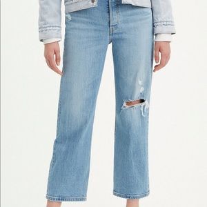 EUC Levi’s Ribcage Straight size 30